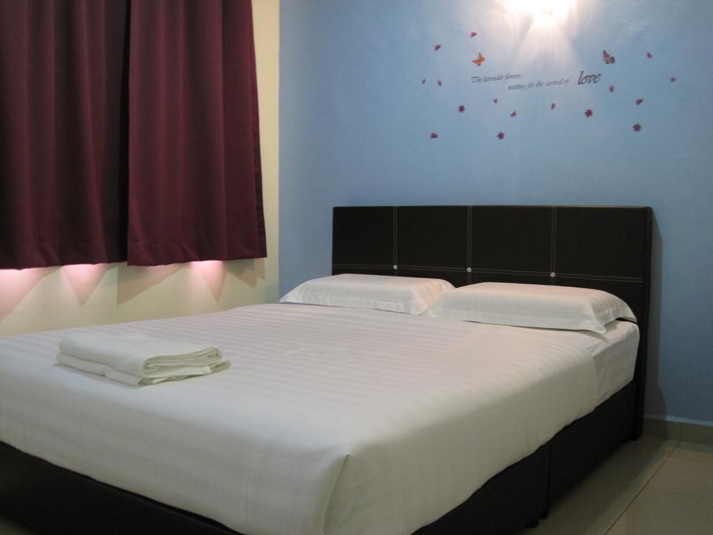 Max Inn Hotel Parit Raja Exterior foto