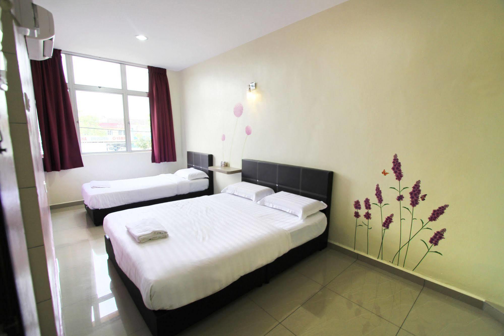 Max Inn Hotel Parit Raja Exterior foto