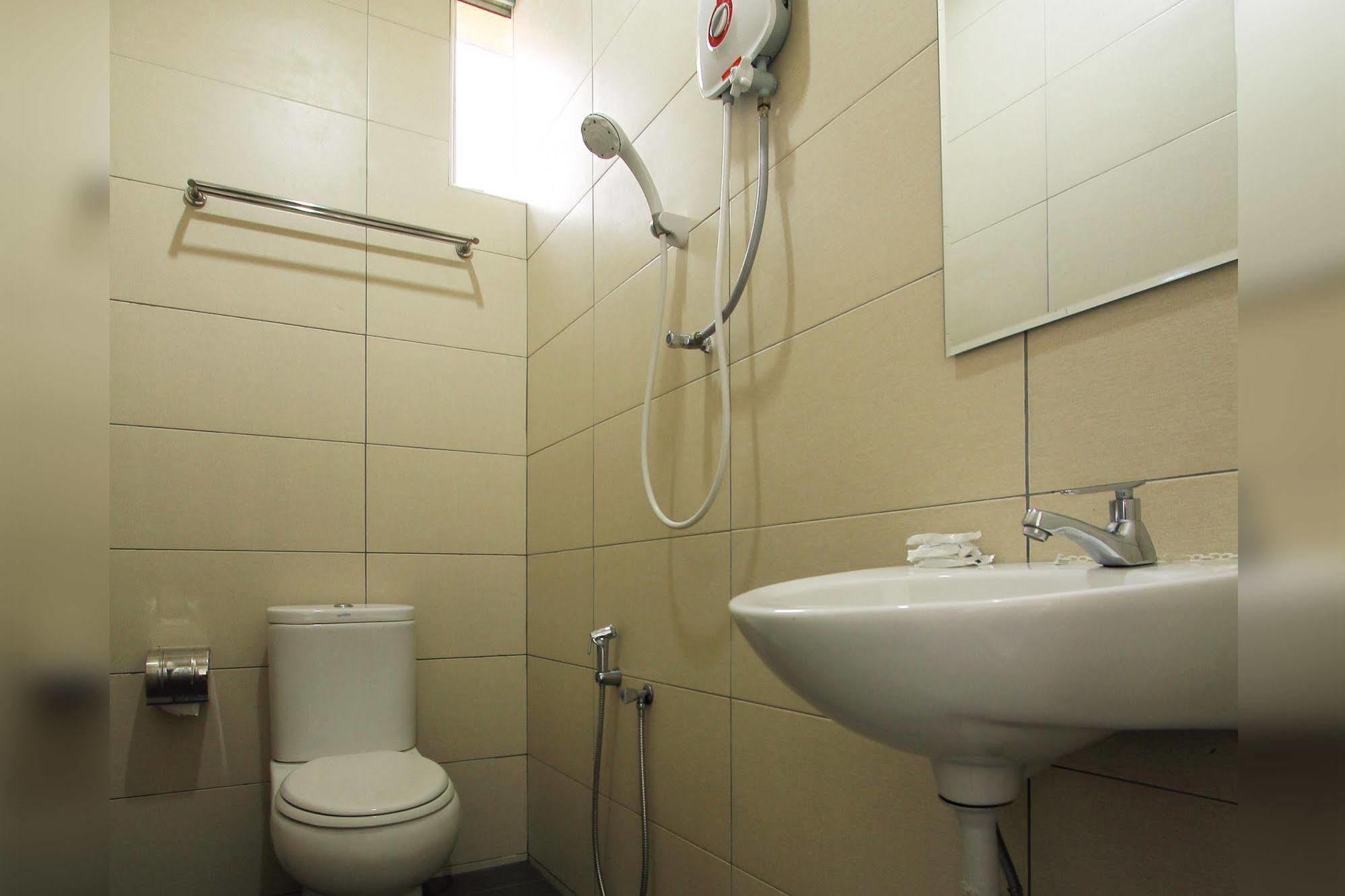 Max Inn Hotel Parit Raja Exterior foto