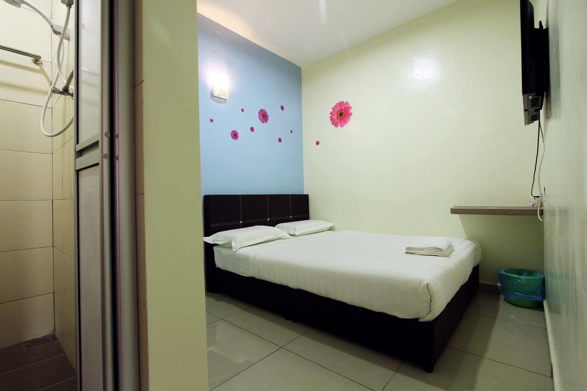 Max Inn Hotel Parit Raja Exterior foto