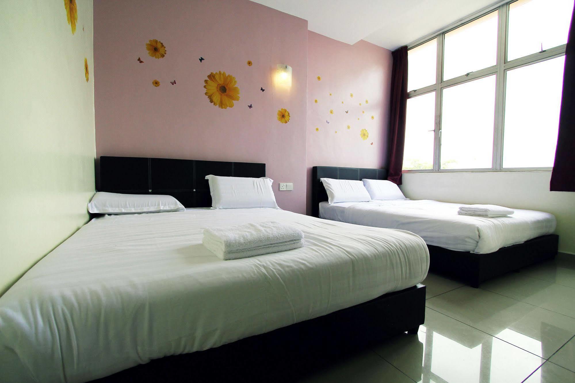 Max Inn Hotel Parit Raja Exterior foto