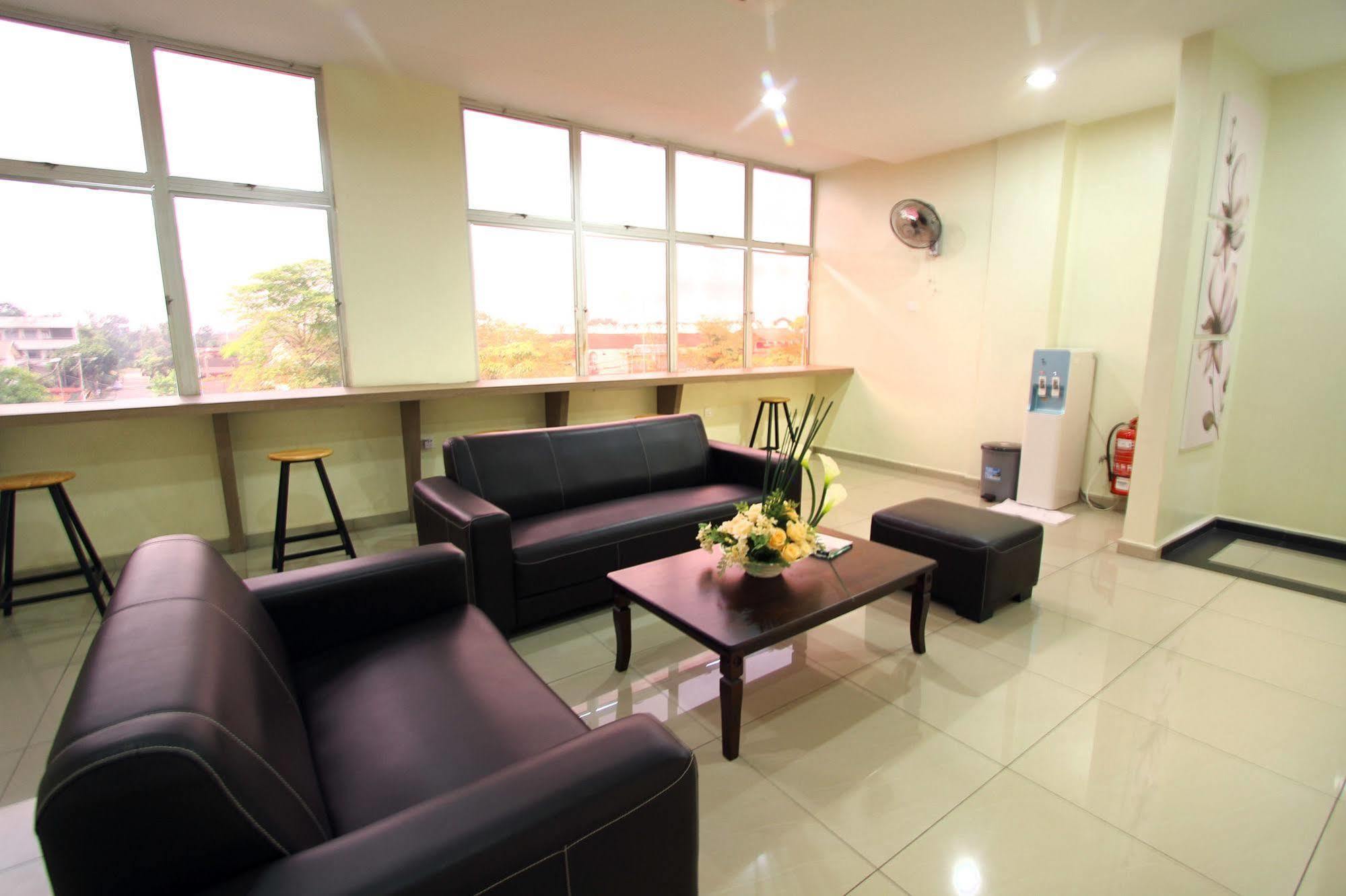 Max Inn Hotel Parit Raja Exterior foto